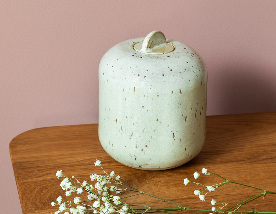 Urna na drewnianym blacie