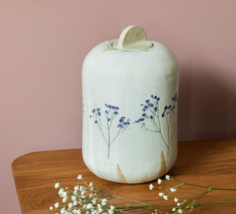 Urna ceramiczna biała z kwiatami